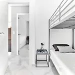 Апартаменти Lovely Sunny With Shared Pool And Private Parking *