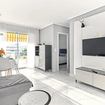 Lovely Sunny With Shared Pool And Private Parking *