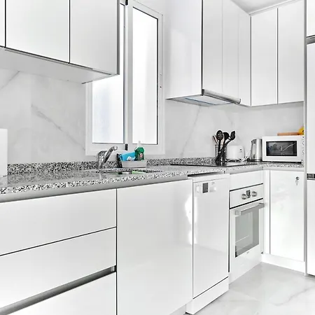 Lovely Sunny With Shared Pool And Private Parking *