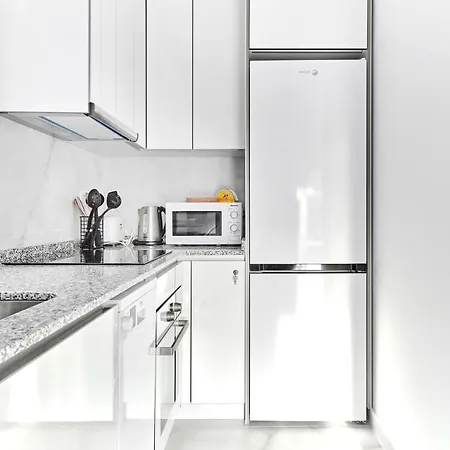 Lovely Sunny With Shared Pool And Private Parking *