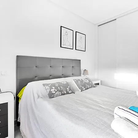 Lovely Sunny With Shared Pool And Private Parking