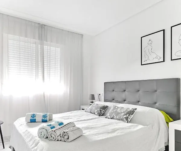 Lovely Sunny With Shared Pool And Private Parking *