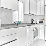 Lovely Sunny With Shared Pool And Private Parking *